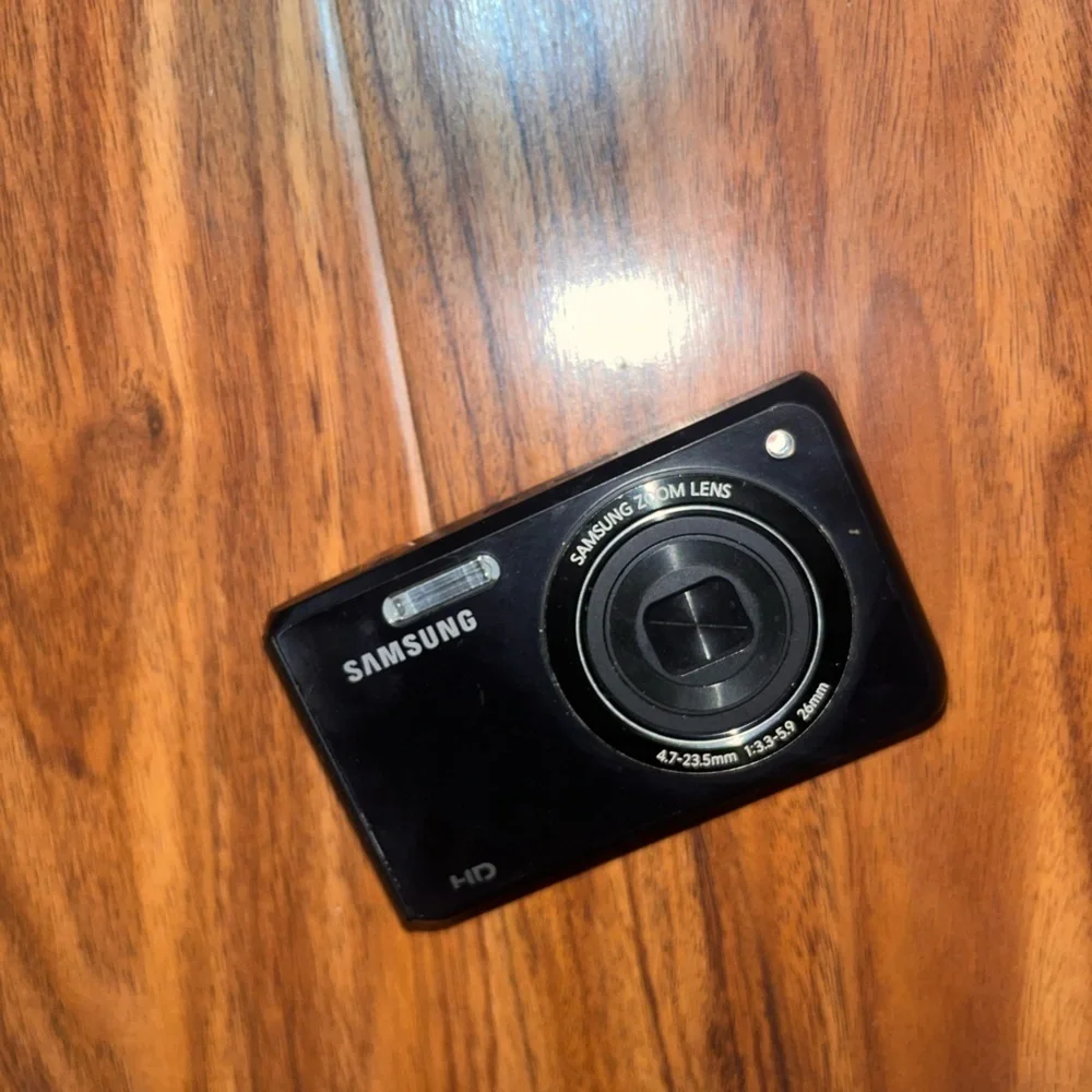 Selling for parts! RARE Samsung DV100 digital camera. With working front LCD